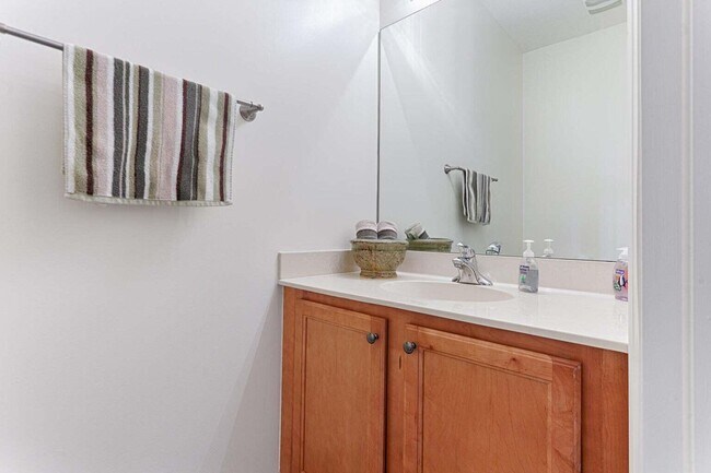 Building Photo - 660 Amador Ln