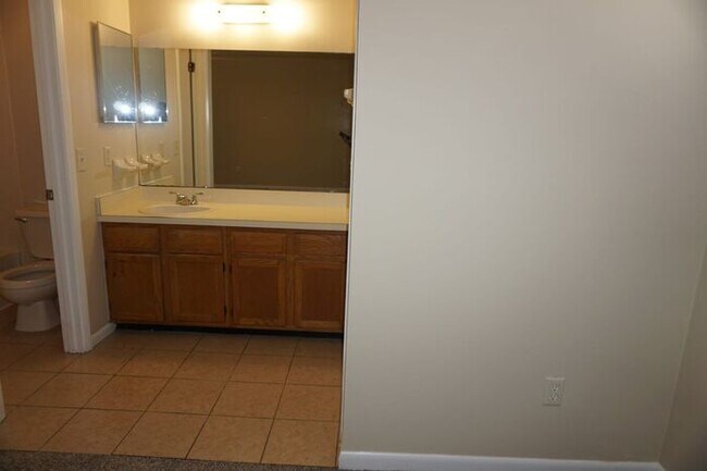 Building Photo - 2/2 Townhouse near NAS