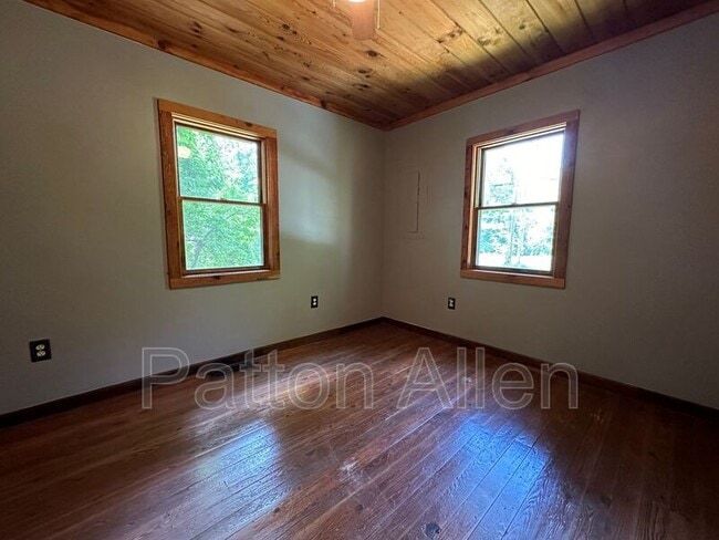 Building Photo - 267 Davis Creek Rd