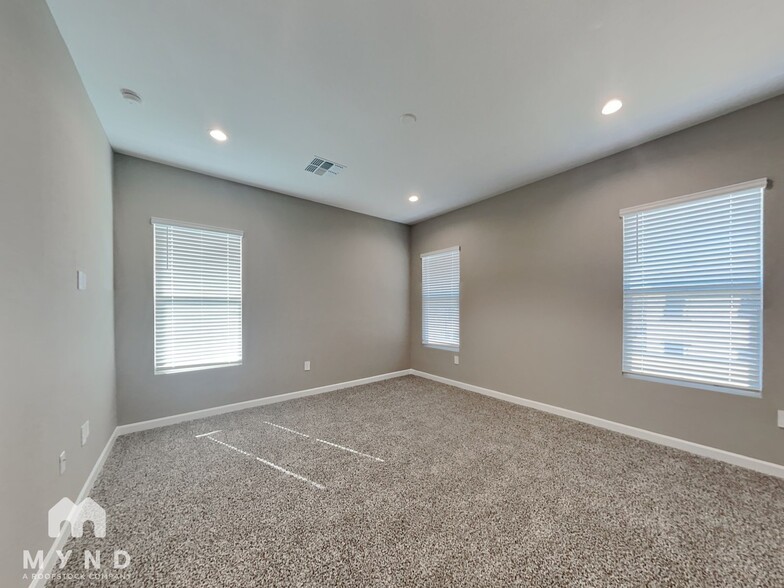Building Photo - 4839 E Village Dr