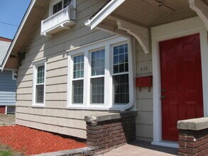 Building Photo - Available now!  517 S. 35th St.  4 Bedroom, 2 Bath Great Midtown location, 1 car garage.