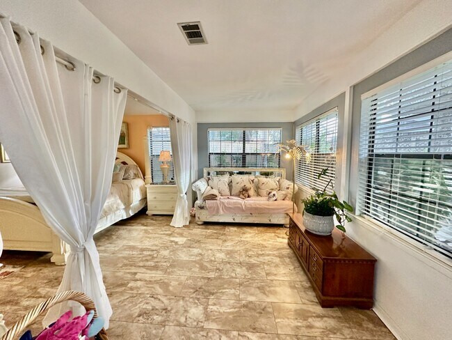 Building Photo - 2012 Mistral Ln E