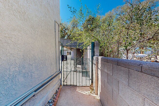 Building Photo - 2830 Floral Rd NW