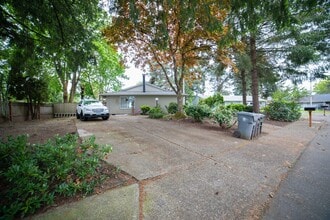 Building Photo - IKEMB02