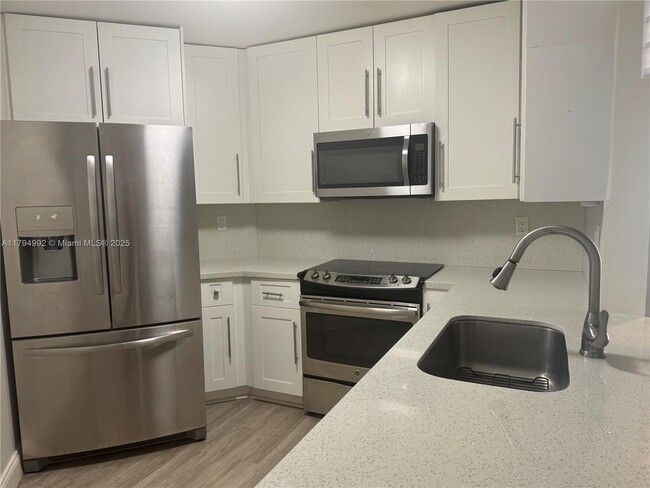 Building Photo - 9419 Fontainebleau Blvd