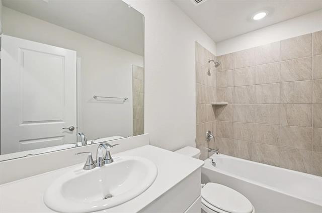 Building Photo - 1056 Chestnut Dr