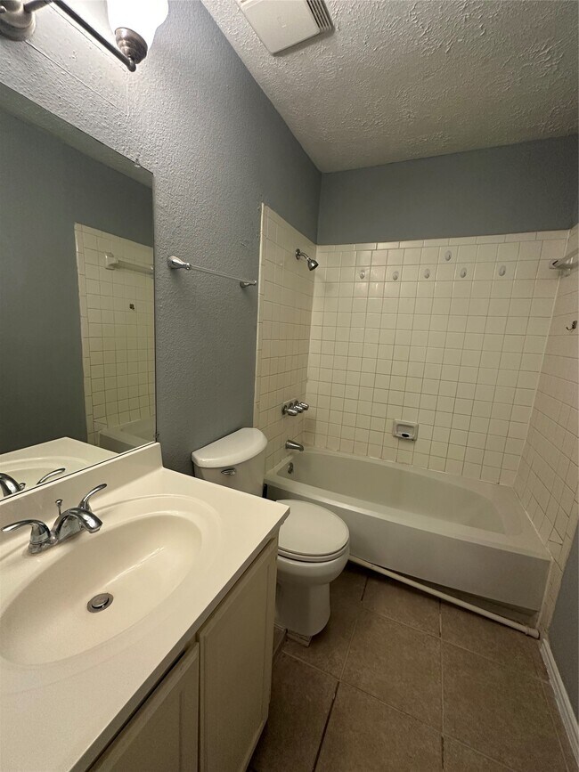 Building Photo - 8636 Village of Fondren