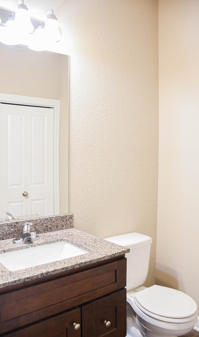 Building Photo - Gorgeous 2 Bed 2.5 Bath Home