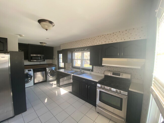 Building Photo - 607 N Kenilworth Ave