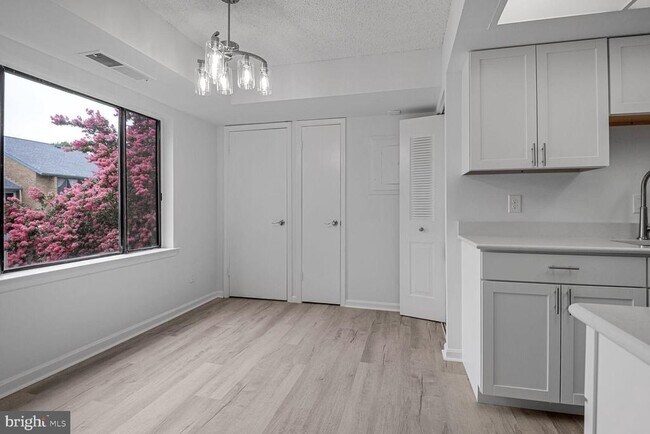 Building Photo - 10223 Valentino Dr
