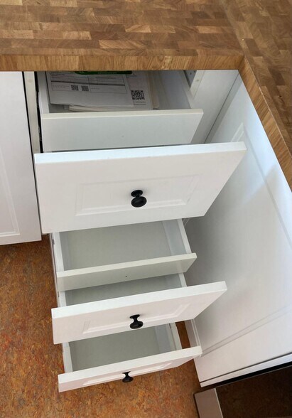 kitchen drawers - 624 Bonair St