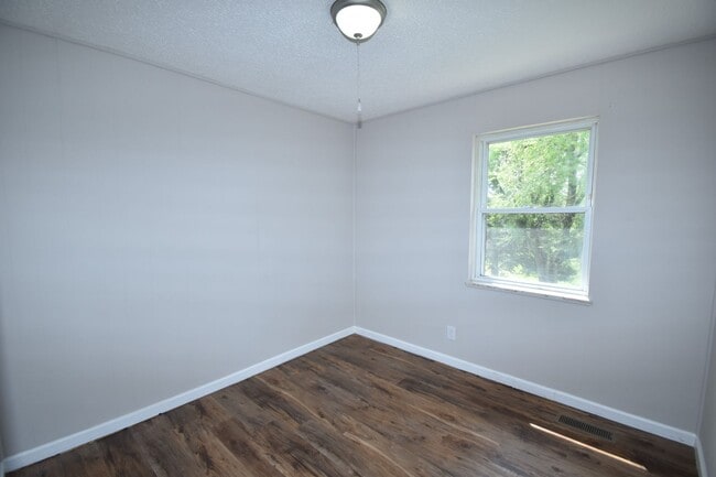 Building Photo - 3 Bedroom 1 Bath Home For Rent Near Heritage Park!