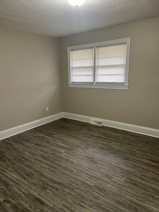 Building Photo - Four Bedroom Two Bath House for Rent $1100...