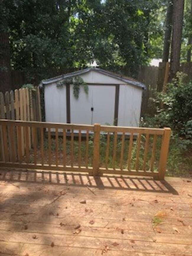 Building Photo - Rae's Creek Gem