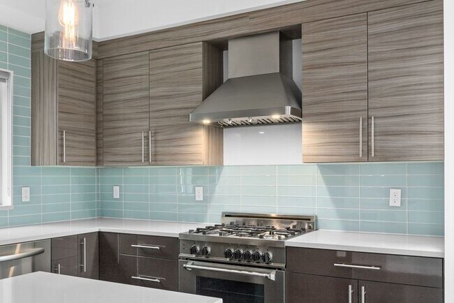 Building Photo - Stunning Modern Air-Conditioned in Coveted...