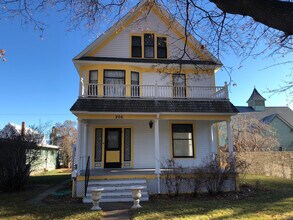 Building Photo - 206 S 5th St