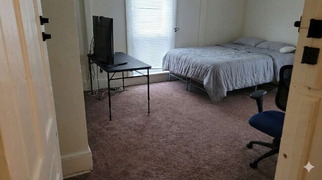 Building Photo - 2 bedroom 1 bath - available for June 1st right across the street from UWEC!