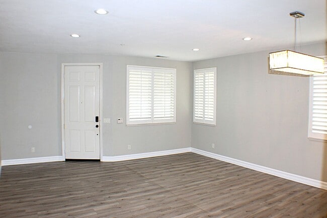 Building Photo - Amazing 5 bedroom home for rent in North F...