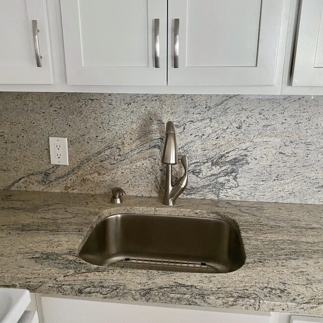 Building Photo - 286 Tilford N