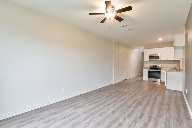 Building Photo - $1650! Fort Worth Duplex NOW LEASING for a July Move-In!