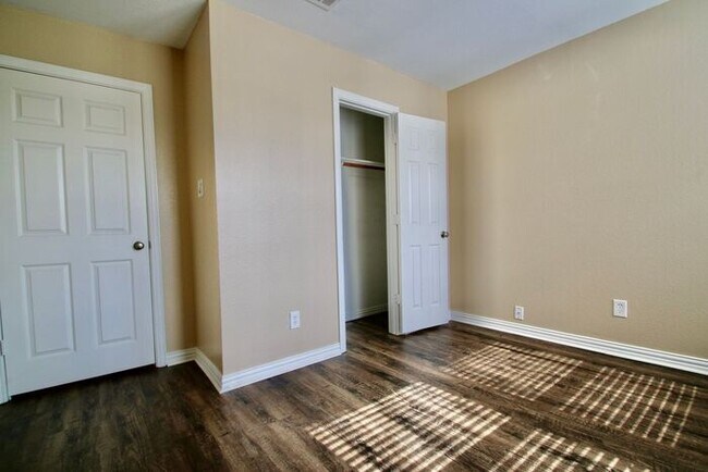 Building Photo - Stunning 3/2 Duplex in West Fort Worth — Granite Kitchen, Garage & Fenced Yard!