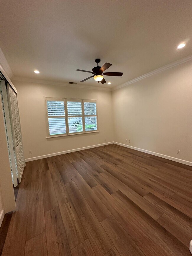 Building Photo - 7026 N Warren Ave