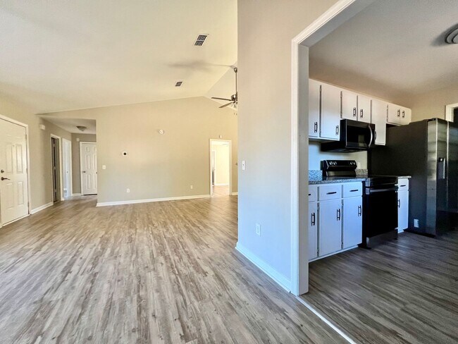 Building Photo - COMING MID-MAY 2026! (Pet Friendly)