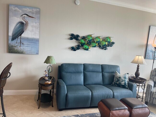 Building Photo - 806 E Windward Way