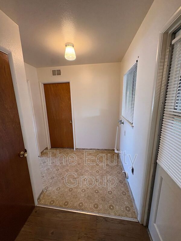 Building Photo - 542 S Redwood St
