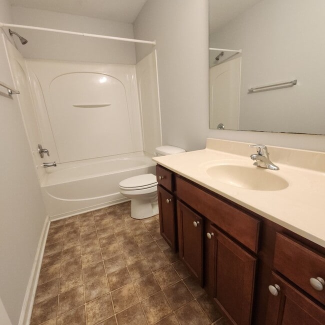 Building Photo - APPLICATION PENDING-3 Level Townhouse For ...