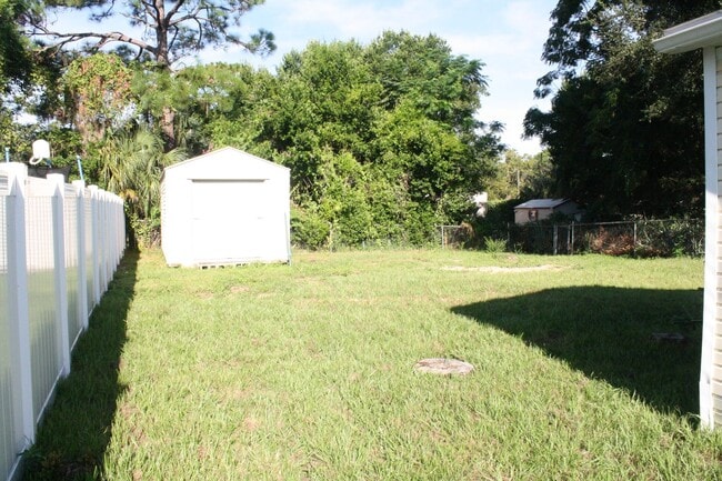 Building Photo - Updated mobile home in the country