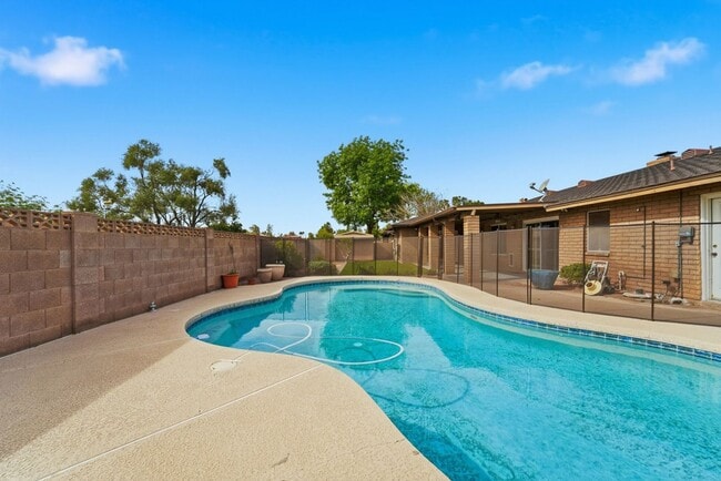 Building Photo - Welcome to this beautiful 5-bedroom, 3-bathroom home in Tempe Arizona!