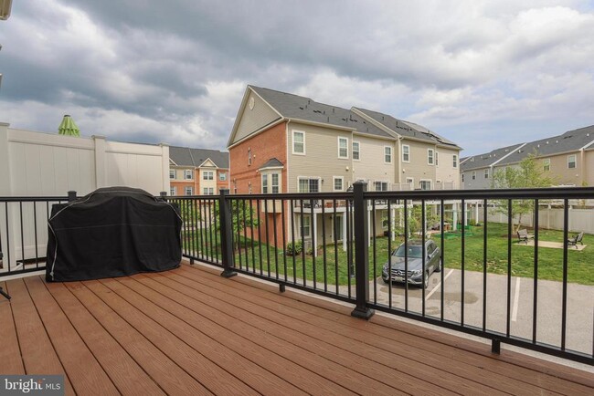 Building Photo - 7954 Blue Stream Dr