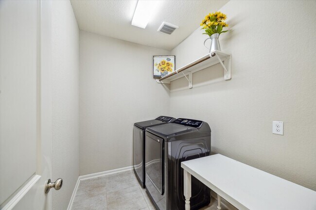 Building Photo - 1539 Giles Dr