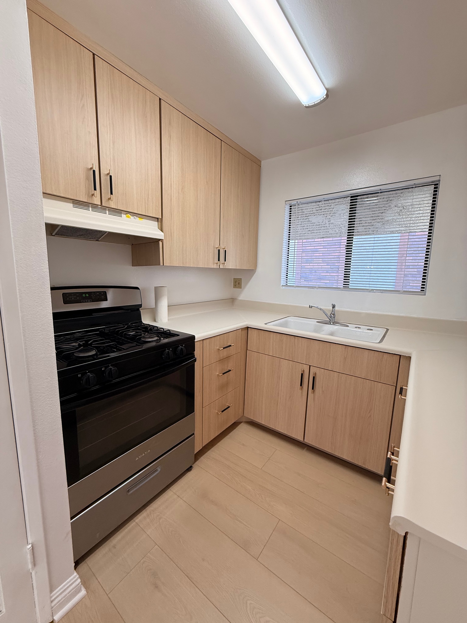 Building Photo - 231 N Isabel St