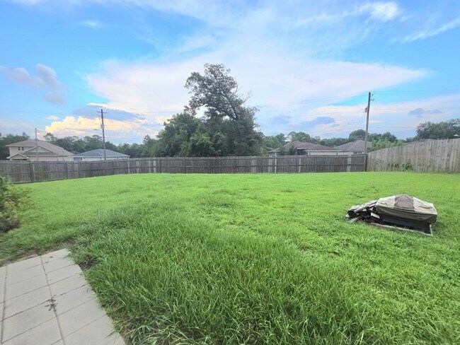 Building Photo - 3/2 Cul-de-Sac Home with Huge Fenced Yard ...