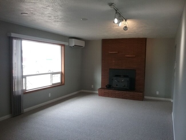 Building Photo - Updated Three Bedroom Home in Keizer
