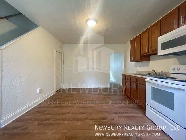 Building Photo - Charming Two-Bedroom Townhouse-Style Apart...