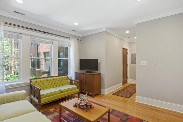 Building Photo - 1427 W Elmdale Ave