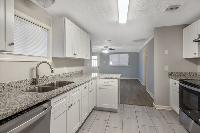 Building Photo - 4401 Elmwood St