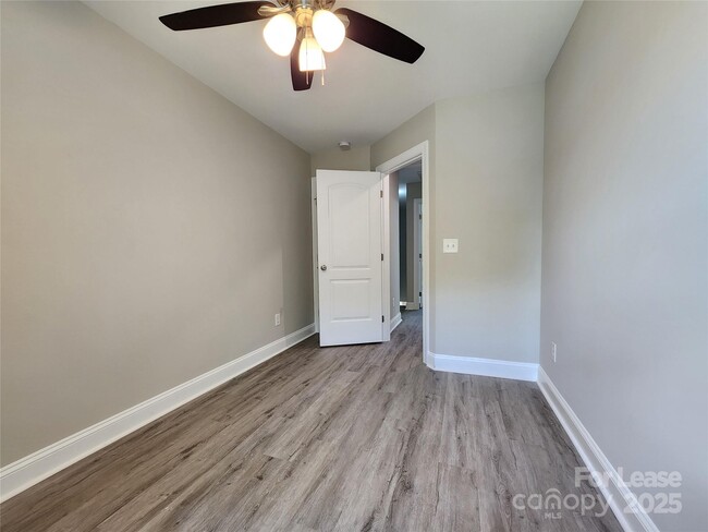 Building Photo - 2210 Brookview Ave