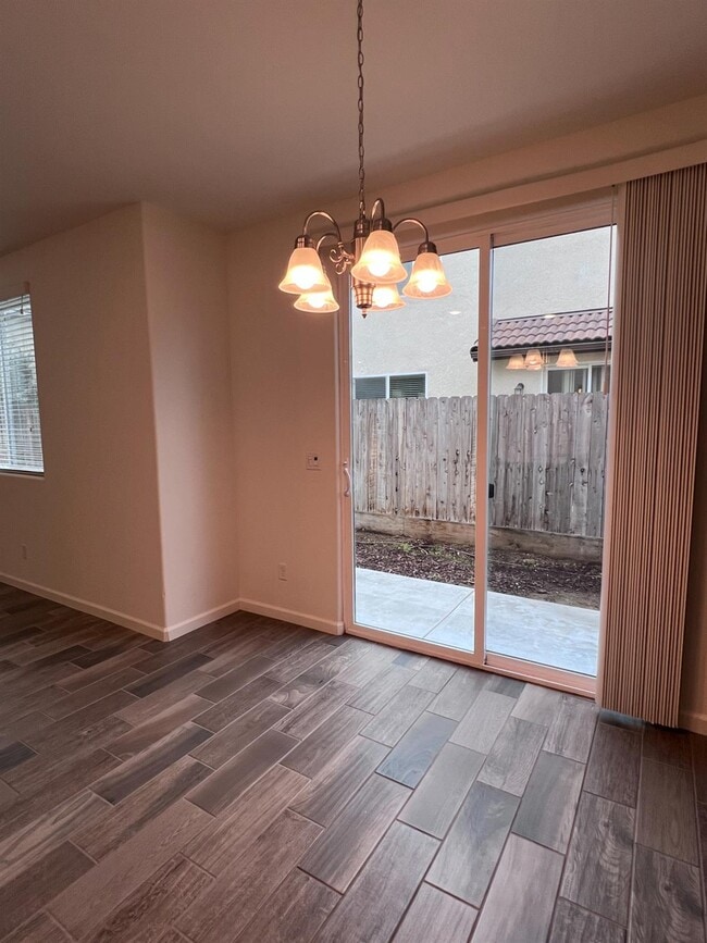 Building Photo - 1918 Oak Ln