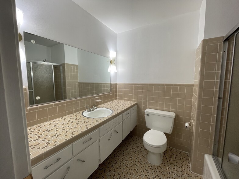 Main Bath - 127 Charlon St