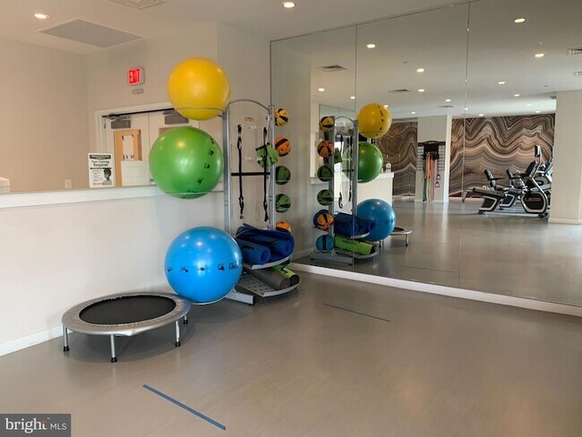 Building Photo - 4915 Hampden Ln