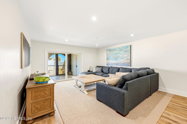 Building Photo - 10 10th St