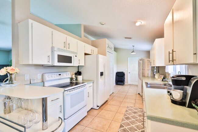 Building Photo - Furnished, Beautifully decorated 3 bedroom...