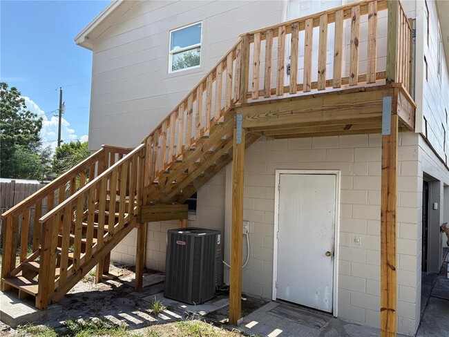 Building Photo - 1100 Jamela Dr
