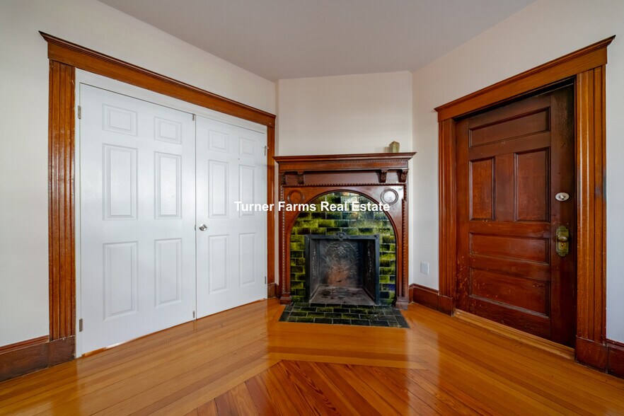 Building Photo - 124 Forest St