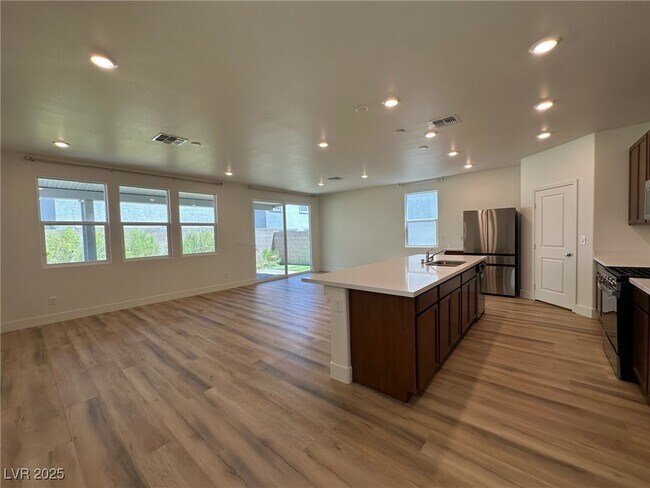 Building Photo - 6988 Sylmar Ave