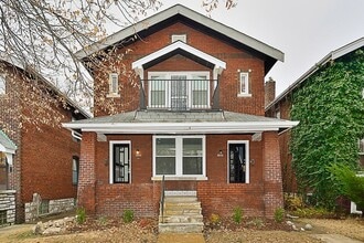 Building Photo - 4944 Tholozan Ave